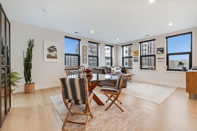 Living/dining room - 701 Swann Ave