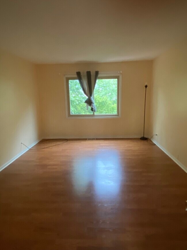 Building Photo - 330 E Forest Knoll Dr