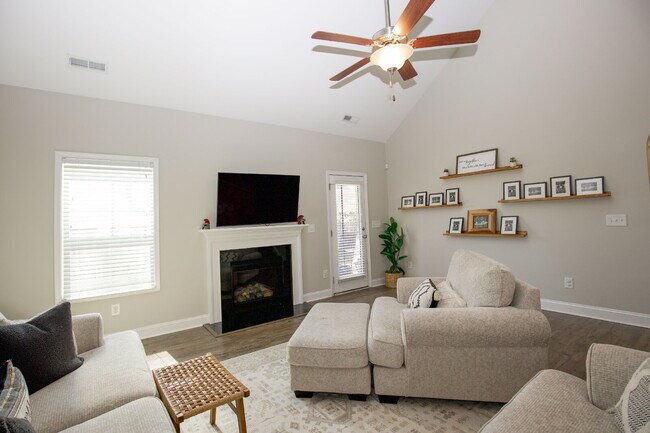 Building Photo - "Spacious 4-Bedroom Home with 2.5 Baths in...
