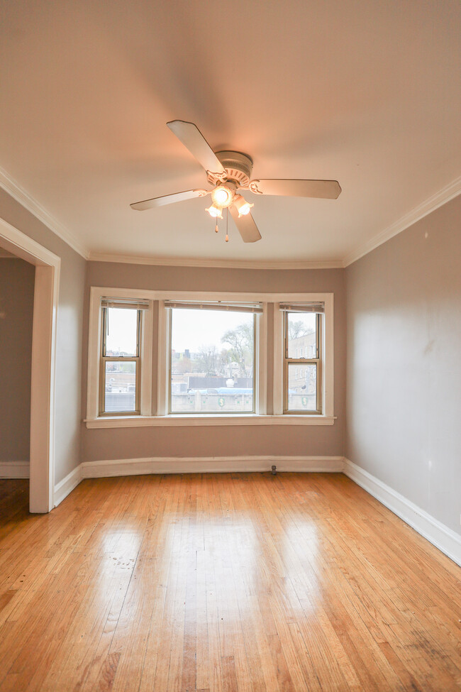 Building Photo - 2420 W Lunt Ave
