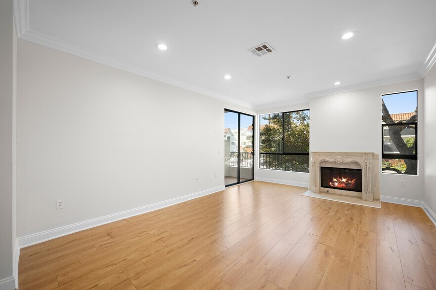 Building Photo - 6938 Laurel Canyon Blvd