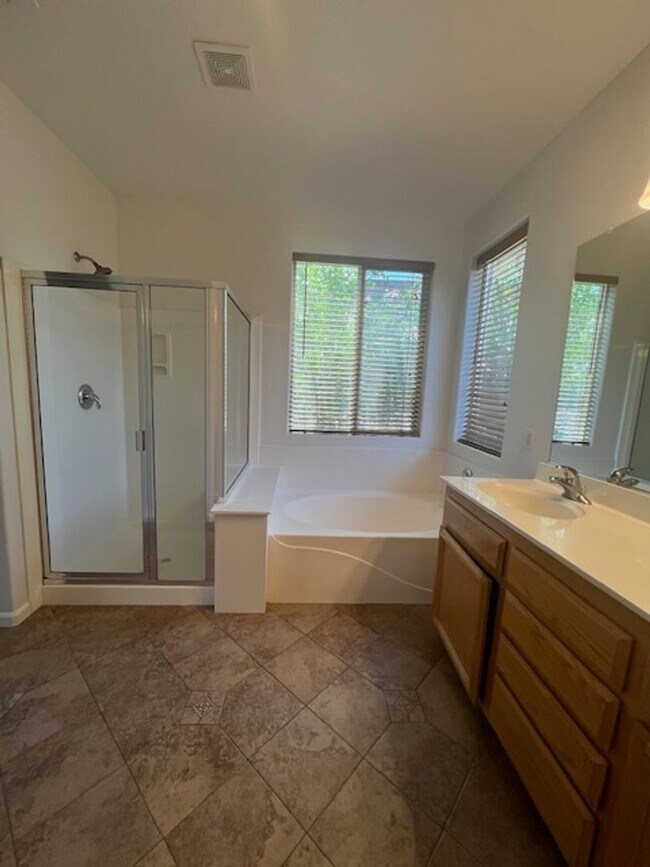 Building Photo - Single Story 3 Bedroom Home in Lincoln Acr...
