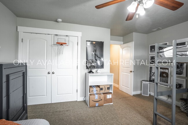 Building Photo - 1777 W Yarrow Dr