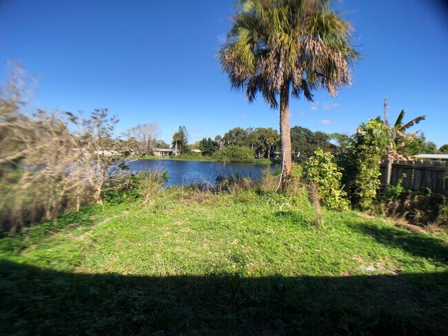 Building Photo - 2 bedroom 1.5 bath Waterfront Duplex