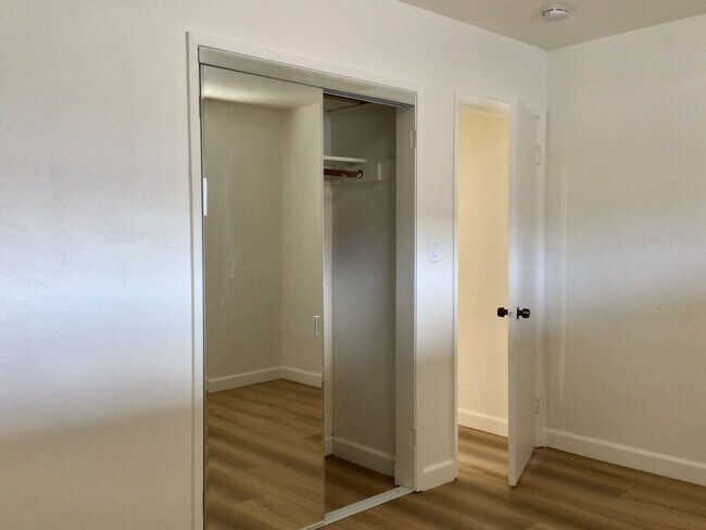 Building Photo - 2BD 1BA Apt Next to USD - Spacious Upstairs Unit, Pet Friendly, 1 Parking Space, No Carpet