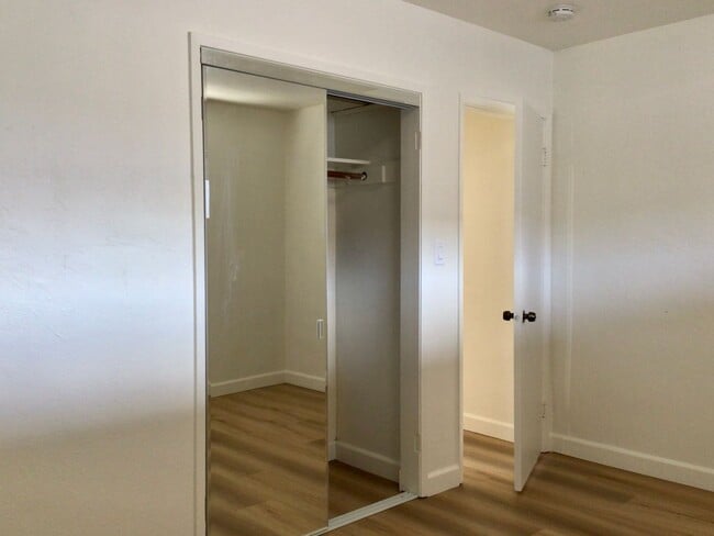 Building Photo - $300 OFF MOVE IN SPECIAL! 2BR/1BA Apartmen...
