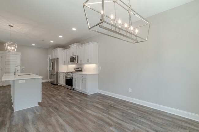 Building Photo - 1558 Hereford Blvd