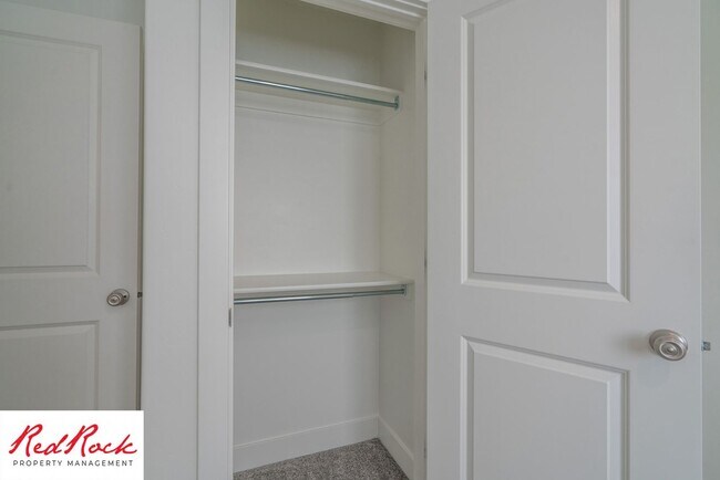 Building Photo - 4 Bed/2.5 Bath Townhome in Desert Bluff!