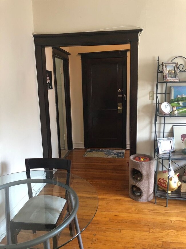 Building Photo - Sun-drenched Roscoe Village with sunny patio and yard