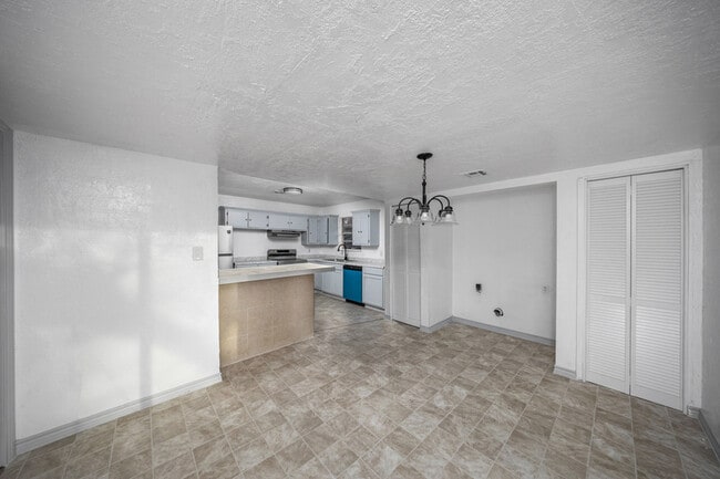 Building Photo - 508 NW Woodridge Dr