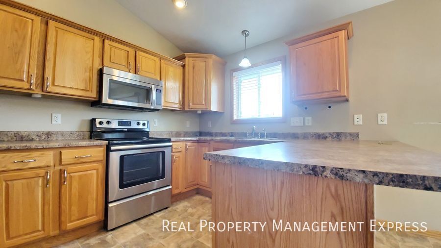 Building Photo - Spacious 5-Bedroom Gem with Open Concept &...