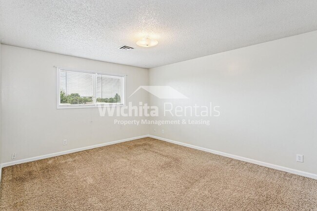 Building Photo - 2303 S White Oak Dr