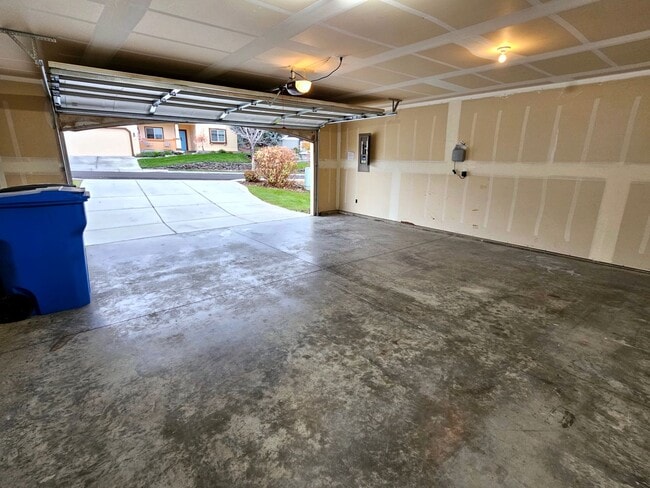 Building Photo - Open, One-Level Living- 4 Bedroom, 2.5 Bath Richland Home with Spacious Backyard