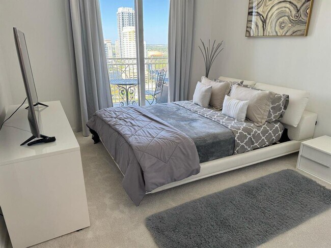 Building Photo - 511 SE 5 Ave