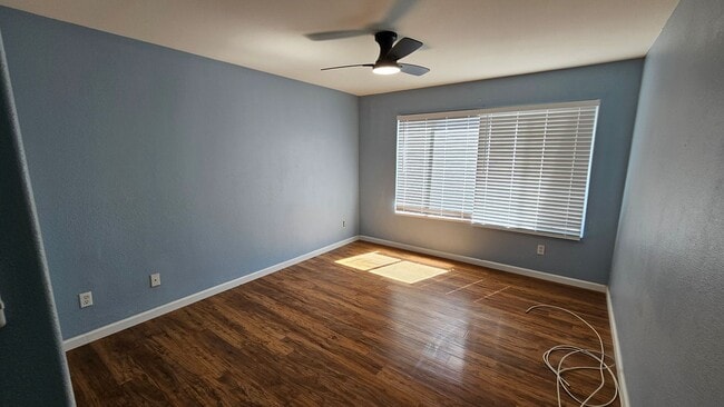 Building Photo - Cute Condo close to the Strip!!!