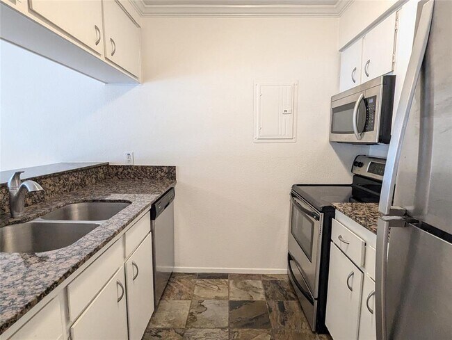 Building Photo - 1818 S Lakeshore Blvd