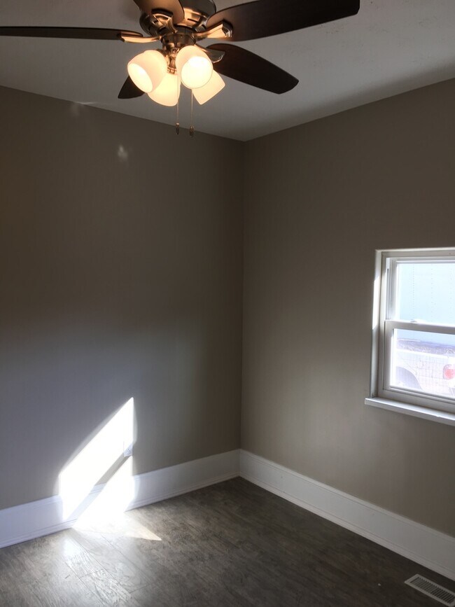 Building Photo - 4bdrm 1ba House for Rent $975 Central Heat & Air