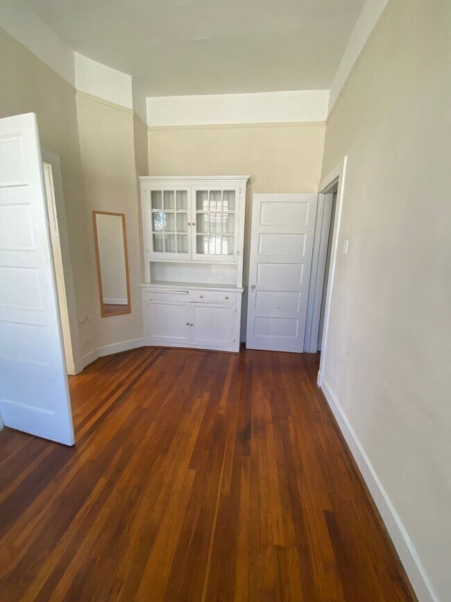 Building Photo - 2 Bedroom Available in the University Area!