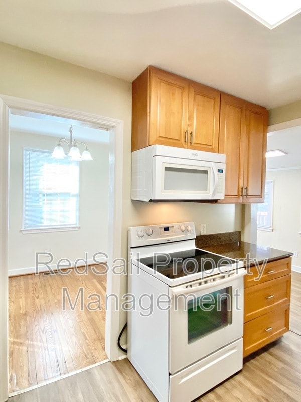 Building Photo - 619 Brewer St