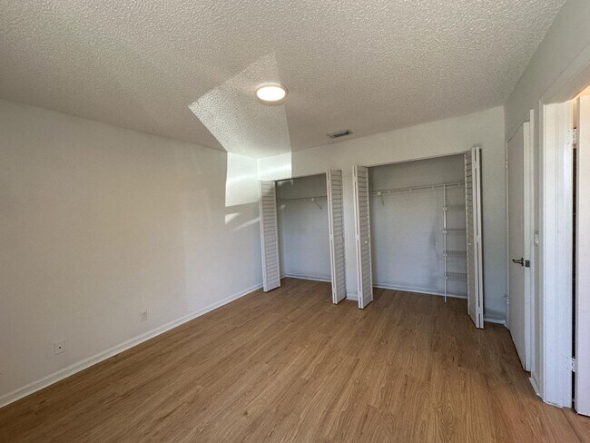 Building Photo - 556 Holly Dr
