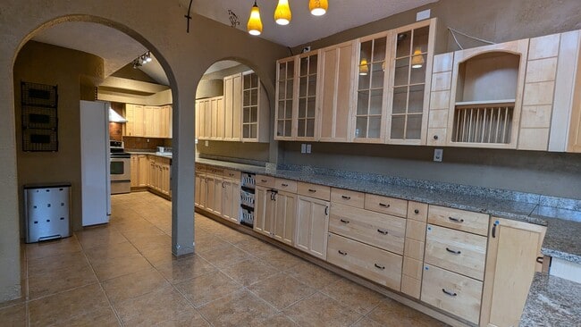 Building Photo - 1412 Springwater Dr