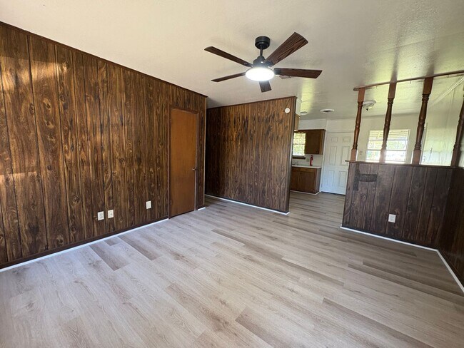 Building Photo - Gorgeous 4 bedroom/1.5 bath house with Cen...