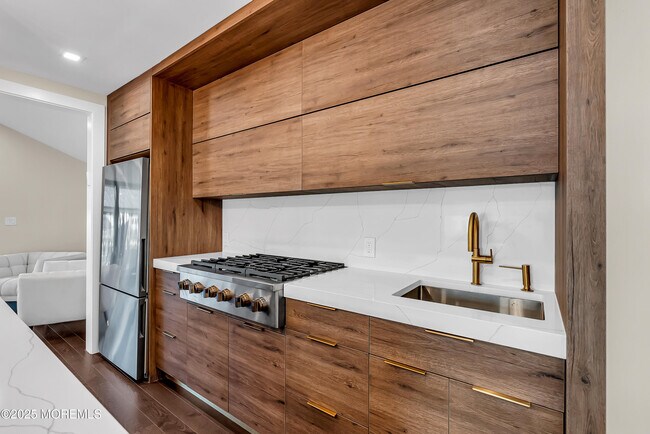 Building Photo - 320 Silver Lagoon Dr