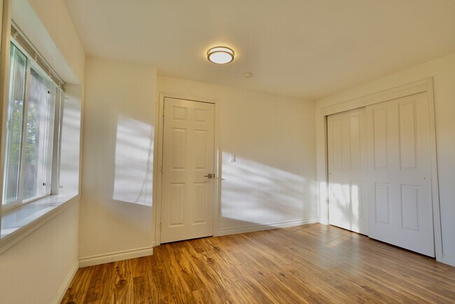 Building Photo - 2BR/2BA Downstairs Duplex with Parking and W/D