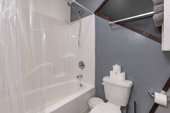 Building Photo - 3203 Sutherland Ave