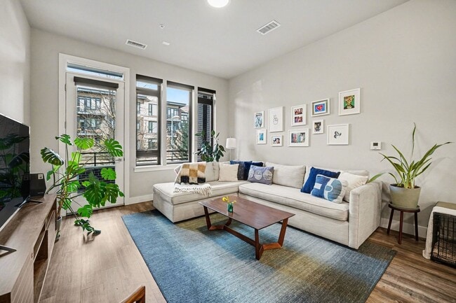 Building Photo - April 2026 - 2 bed 2 bath beautiful condo!