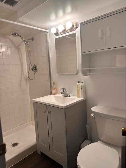 Building Photo - 712 25th Ave NE