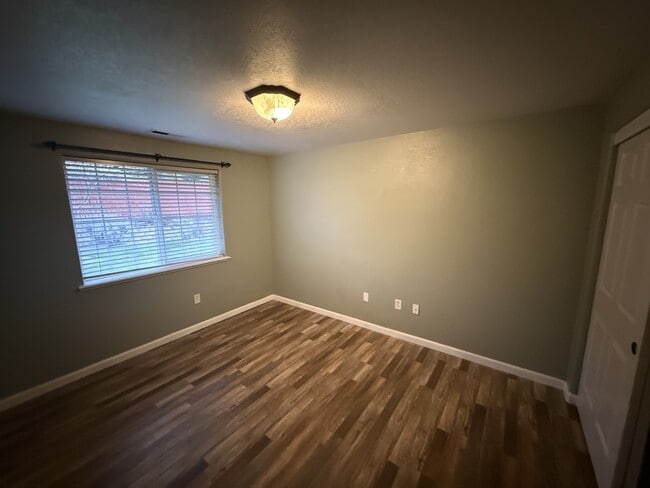 Building Photo - 624 Clearview Way