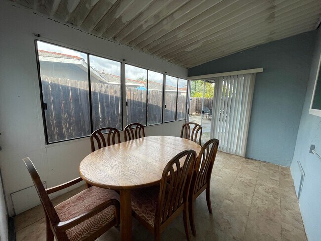 Building Photo - Large 5 bed 2 bath house (Lease out, pending signatures. Check back in a few days!)