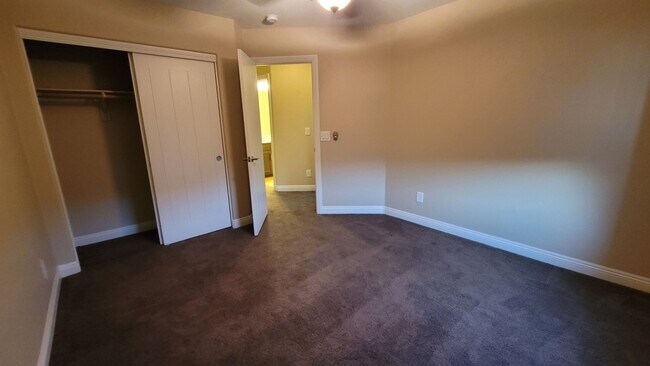 Building Photo - SW BEAUTY!!!   215/RUSSELL AREA