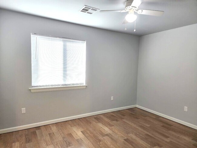 Building Photo - Campbell St Duplex