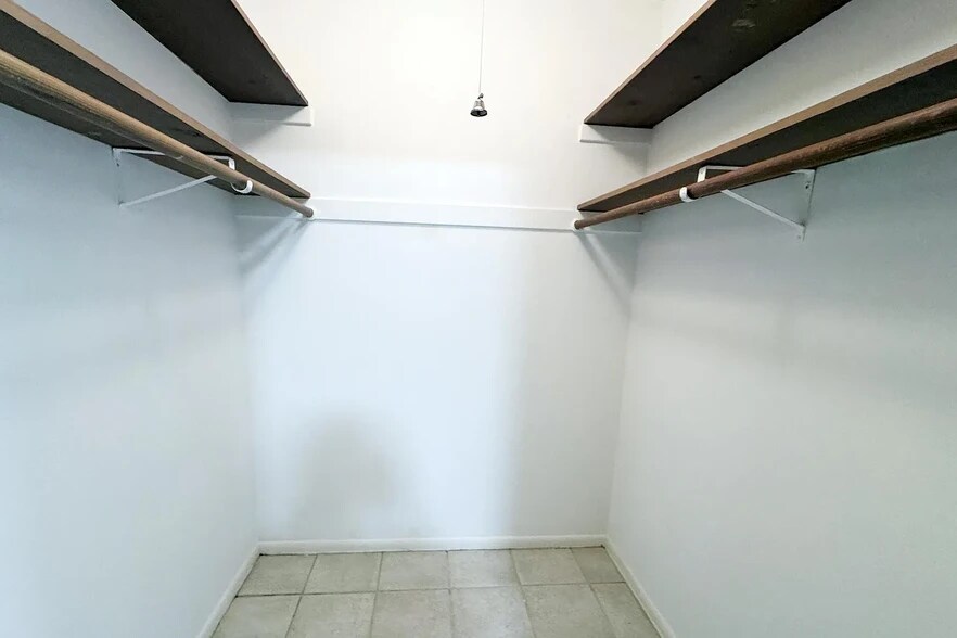 Walk-in closet - 4530 Park Commons Dr
