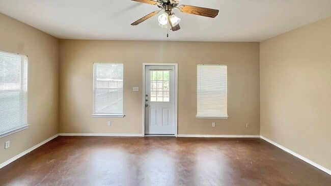 Building Photo - Lovely 2-story | 3-bedroom | 2.5-bath duplex | Cul-de-sac | Side yard | Great location!