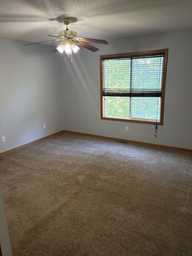 Building Photo - HUGE 3 Bed Home for Rent!