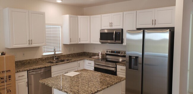 Building Photo - Dundee Station/Haines City_3 Bedroom 2 Bat...