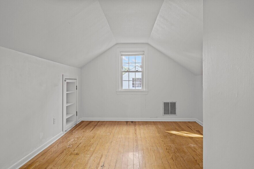 Building Photo - 12 Meadow Dr