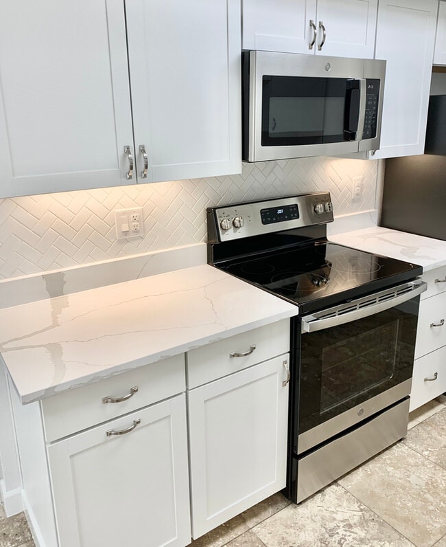 Building Photo - 8546 E Bellview St