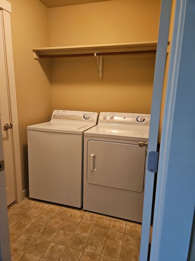 Building Photo - Beautiful 3 bedroom 2 bath home with a gre...