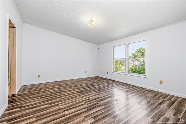 Building Photo - 105 Valley Forge Way N