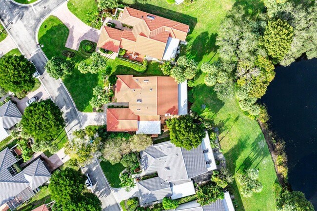 Building Photo - 18 Bristol Ln