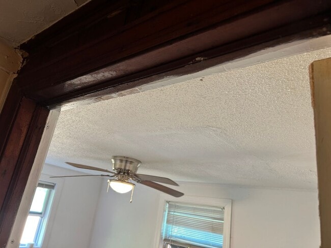 Building Photo - 2 Bed, 1 Bath Home