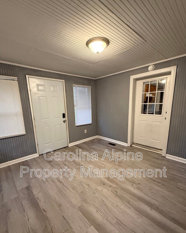 Building Photo - 109 Pine Ave