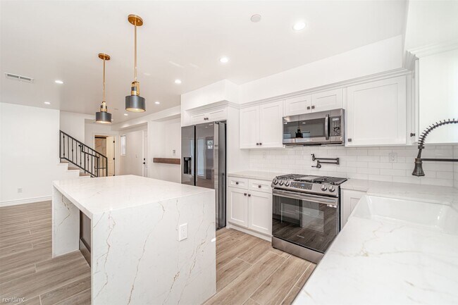 Building Photo - 3 br, 3 bath Duplex - 10224 La Reina Avenu...