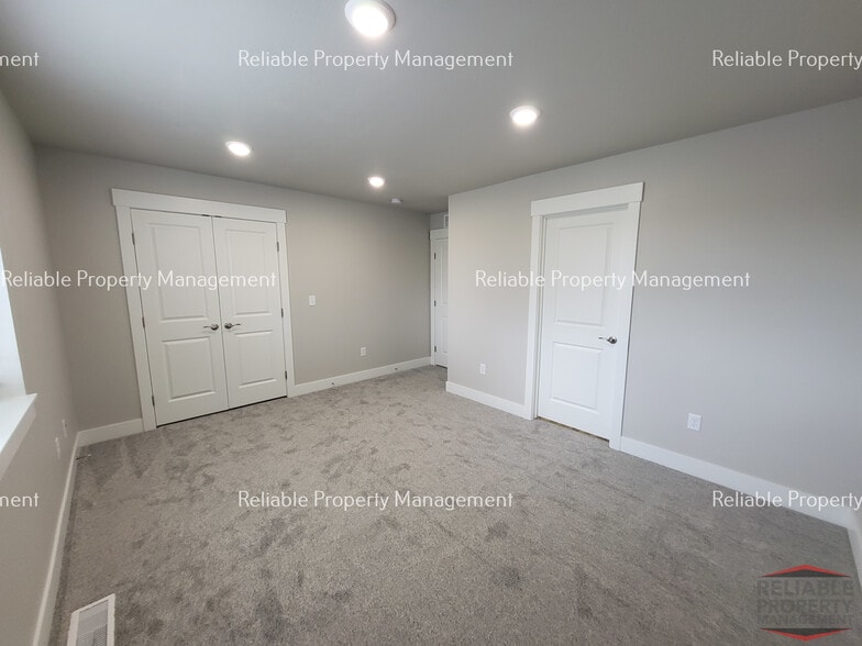 Building Photo - 2015 Lawrence Ln