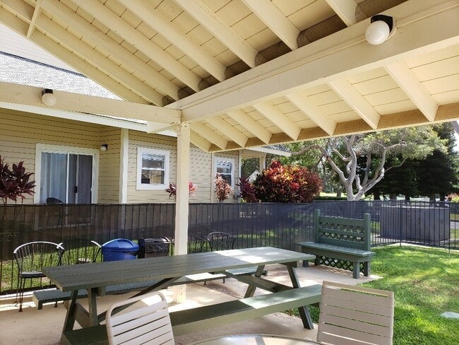 Building Photo - Beautiful Fully Furnished Condo
