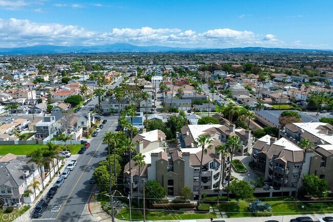 Building Photo - 430 Lake St